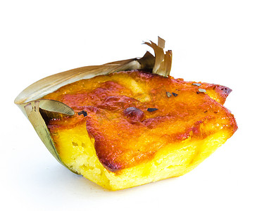 工作室拍摄了半切的 Bibingka 年糕类型的 kakanin 在菲律宾美食中分离出来的白色