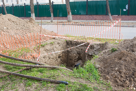 挖坑围起来更换地下电缆