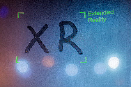 用手指在湿窗玻璃上手写的 xr 字，上面有绿色覆盖物，上面有文字扩展现实和角框