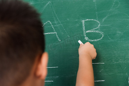 身着学生制服的可爱小男孩学龄前儿童的背影