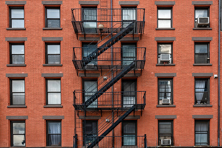 纽约市带防火楼梯的古砖砌建筑