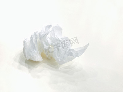 七彩江南纸巾盒摄影照片_用过的纸巾垃圾，用过的厕纸桶，白色背景上的脏纸擦拭球。