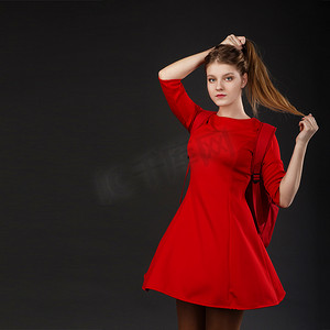 一个穿着红色连衣裙的长发女孩的画像