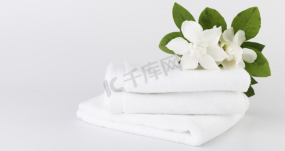 Spa 和保健概念设置与堆栈的白毛巾