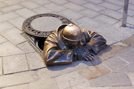 工作中的男人的青铜雕塑，布拉迪斯拉发，斯洛伐克