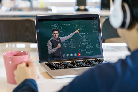 物理摄影照片_亚洲学生与老师一起学习物理的后视图