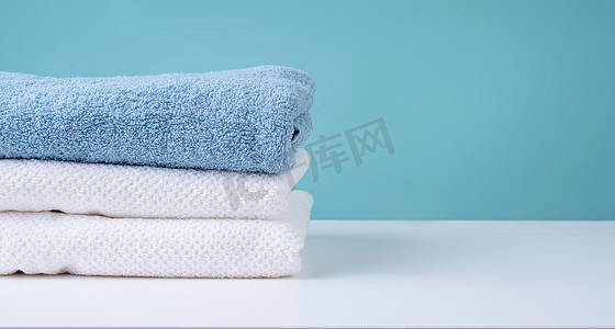 蓝色背景中的一叠干净毛巾