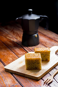 方形生日蛋糕摄影照片_自制甜软香蕉蛋糕的方形切块特写