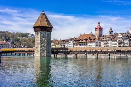 卢塞恩市中心的全景与著名的教堂桥和卢塞恩湖 (Vierwaldstatersee)，瑞士卢塞恩州