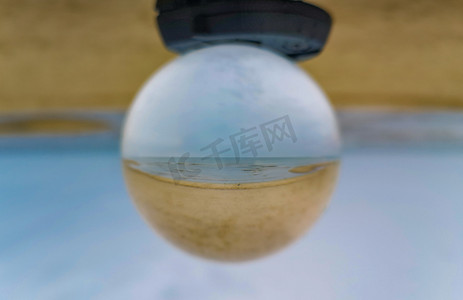 仿真水晶球摄影照片_波罗的海在 Swinoujscie 的海滩上在水晶球中的反射