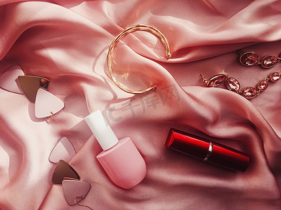 粉色丝绸背景、美丽和时尚的时尚配饰、珠宝和化妆品