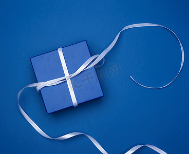 蓝色方盒，蓝色经典背景上带蝴蝶结的礼物