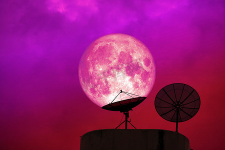 粉红色的月亮背侧影卫星盘夜天上的红云