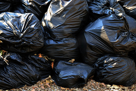 堆放废塑料袋背景的许多垃圾垃圾特写镜头，堆垃圾塑料黑，污染垃圾塑料废料和袋子背景