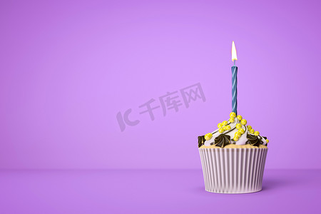 带蜡烛的紫色蛋糕
