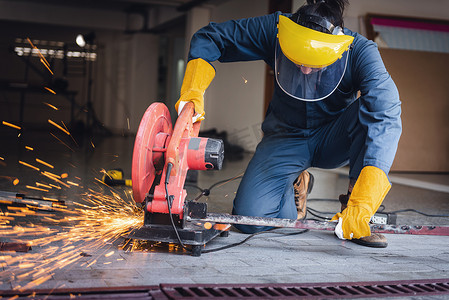 工匠焊接是切割钢材，安全防护设备中的焊工在施工现场做金属制品。