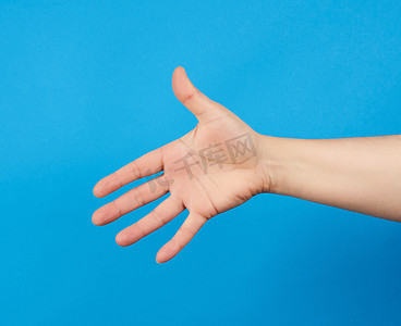 人伸出的手，张开的手，身体的一部分在蓝色上