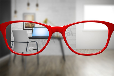 带家庭办公室的红色眼镜清晰而模糊