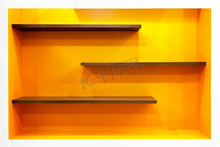 在墙壁上的橙色空的现代设计架子