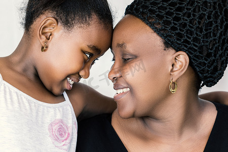 女孩与母亲合影摄影照片_非洲母亲与小女儿的合影。