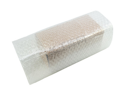 用于保护产品破裂白色背景的气泡包装覆盖盒子的气泡