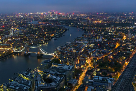 伦敦泰晤士河摄影照片_晚上在伦敦泰晤士河的鸟瞰图