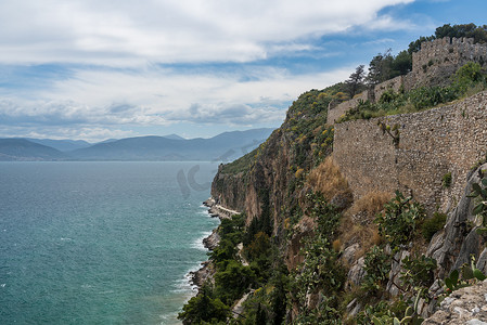 希腊纳夫普利翁 Palamidi 堡垒下方的海岸线