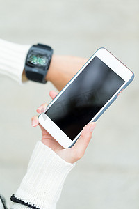 女性使用智能手表和手机