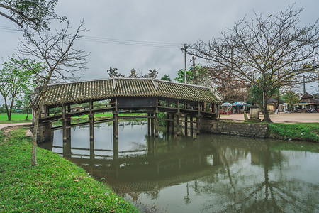 越南村庄的旧河桥
