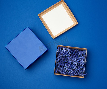 打开棕色方形纸板空盒子，物品位于蓝色类