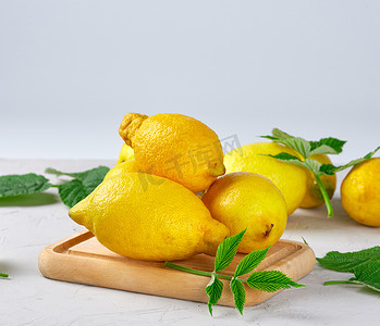 新鲜成熟的全黄柠檬，制作夏季博士的原料