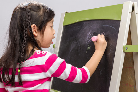 黑板背景上的儿童绘画/Blackb 上的儿童绘画