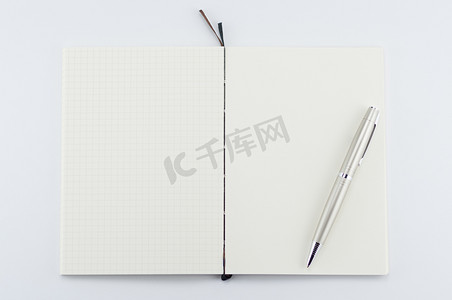 用笔在白色背景上打开记事本。