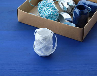 蓝色gif摄影照片_带有一组装饰丝带的棕色纸板箱，用于包装 gif