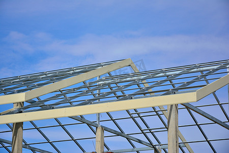 在蓝天背景的家庭屋顶钢结构。