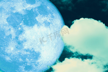 蓝色草莓月亮回到夜空中的剪影云上