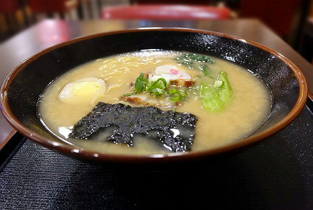 猪心汤面摄影照片_日本味噌汤面