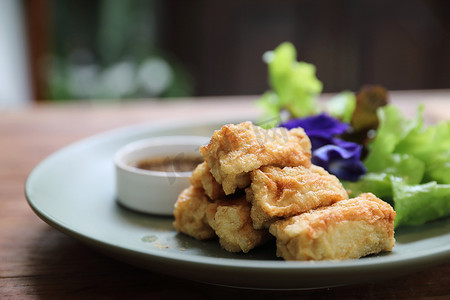 木质背景 vint 上的素食开胃菜日本炸豆腐