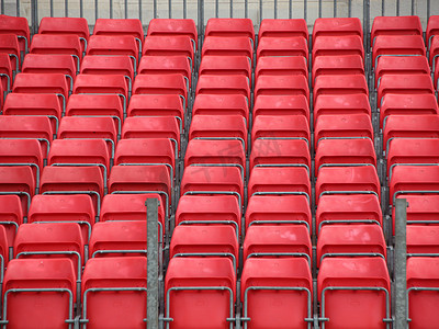 音乐会平台特写与一排排红色塑料座椅