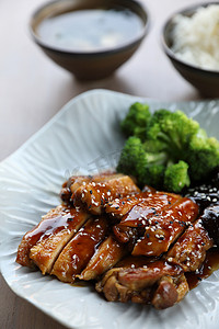 日本食品，木制背景的鸡肉照烧饭