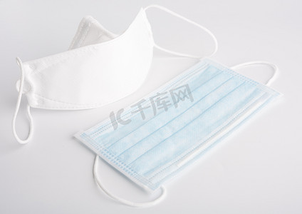 防尘口罩摄影照片_一套白色和蓝色外科口罩，可防止电晕病毒