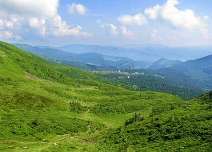 喀尔巴阡山脉夏季明媚的一天，山腰充满阳光。