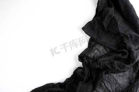 白色背景中的黑色纺织纱布