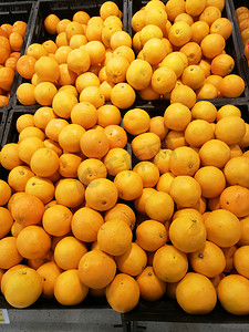 水果货架摄影照片_超市货架上的新鲜橘子水果。
