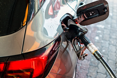 车加油摄影照片_在加油站给汽车加油，汽车燃料概念