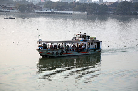 啦摄影照片_一艘穿过加尔各答 Hoogly 河的船