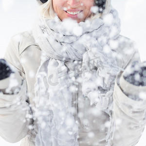 女孩在冬天玩雪。