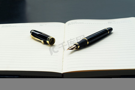商品企划书摄影照片_带有带复制空间的豪华笔的打开式内衬日记笔记本