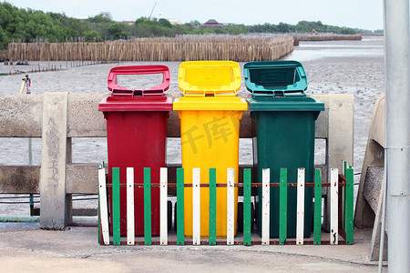 绿色城市垃圾分类摄影照片_垃圾桶、垃圾桶、垃圾海滩、桶塑料桶分类垃圾、回收