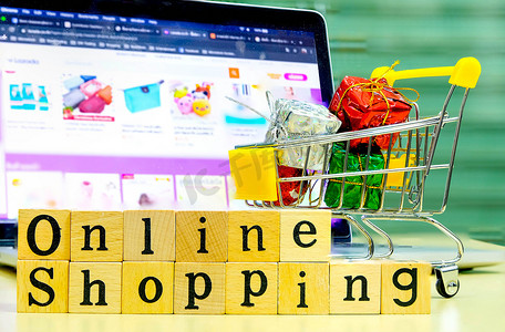 木制字母“网上购物”和满满的购物车